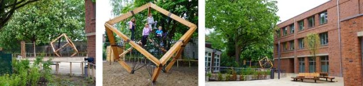 Dreiteilige Fotocollage zur Schulhofgestaltung: Links ein naturnaher Schulhof mit einer skulpturalen Holzkonstruktion in Würfelform zwischen Bäumen und Bepflanzung. Mitte drei Kinder, die auf einer großen, begehbaren Holzwürfel-Kletterstruktur aus Balken stehen und spielen, auf sandigem Untergrund. Rechts ein gepflasterter Schulhof vor einem roten Backsteingebäude mit jungen Bäumen, einer Sitzbank und einer kleineren Holzwürfelskulptur im Hintergrund.