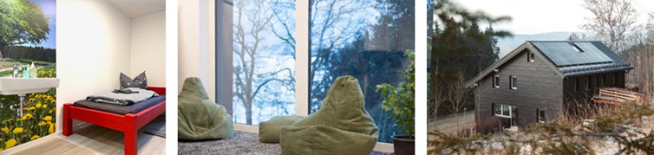 Collage aus drei Bildern: Links ein helles Zimmer mit einem roten Einzelbett und einem Wandbild einer grünen Wiese. In der Mitte zwei grüne Sitzsäcke vor einem großen Fenster mit Blick auf winterliche Bäume. Rechts ein dunkelgraues Holzhaus mit Solarpanelen auf dem Dach, umgeben von Bäumen.