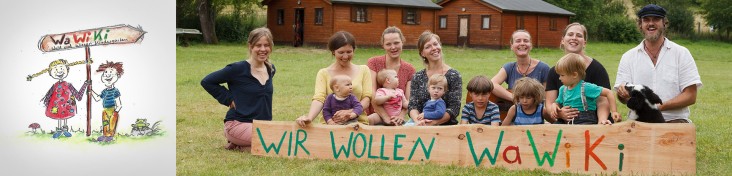 Collage aus zwei Bildern: gezeichnetes Logo von "WaWiKi" mit zwei Kindern, die ein buntes Schild in der halten + einige Eltern sitzen mit ihren kleinen Kindern draußen auf einer Wiese vor zwei Holzhäusern, vor ihnen ist auf einem langen Brett zu lesen "Wir wollen WaWiKi"