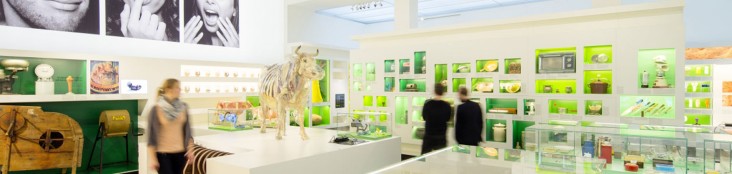 Ein heller Ausstellungsraum in einem Museum, ein Kuh-Skelett ist eines der Hauptexponate, im Hintergraund mehere Ausstellungs-Stücke zum Thema "Essen und Trinken"