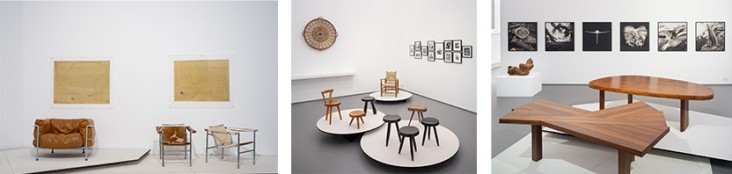 Dreiteilige Ausstellungscollage: Links ein weißer Galerieraum mit zwei großformatigen, papierfarbenen Gemälden an der Wand und zwei Ledersesseln im Bauhausstil davor. Mitte eine Museumsansicht mit mehreren Holzstühlen und -hockern auf runden, erhöhten Präsentationsplattformen sowie Kunstwerken und einem Flechtwerk an den Wänden. Rechts ein organisch geformter Holztisch in einem weißen Ausstellungsraum mit schwarz-weißen Fotografien im Hintergrund.