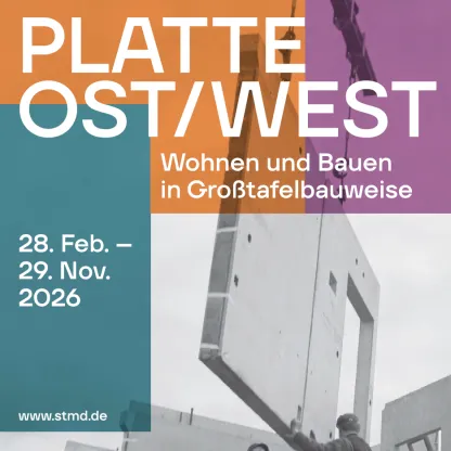 Ausstellungsplakat ‚Platte Ost/West – Wohnen und Bauen in Großtafelbauweise'. Eine Schwarz-Weiß-Fotografie zeigt Bauarbeiter, die eine große Betonfertigteilplatte mit Hilfe eines Krans auf einer Baustelle positionieren. Das Plakat ist mit farbigen Flächen in Orange, Türkis und Violett gestaltet. Laufzeit: 28. Februar bis 29. November 2026 im Stadtmuseum Dresden. Weitere Informationen unter www.stmd.de