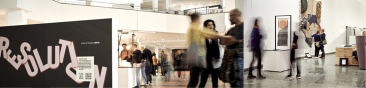 Eine Bildercollage aus drei Bildern: 1) eine Wand mit weißem Schriftzug "Resolution" auf schwarzem Hintergrund, 2) und 3) eine Ausstellung in einem Museum mit Bildern und Exponaten, der Raum hat weiße Wände und Steinböden, einige Besucher*innen sind unscharf andere normal zu erkennen.