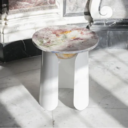 Bildercollage aus drei Bildern: 1) ein blau/weiß marmorierter Kreis, der von einer Hand gestützt wird, im Hintergrund weiß, 2) ein weiß/braun marmorierter Tisch/Hocker vor hellem Hinter- und Untergrund, 3) eine weiß/braun marmorierte ovale Fläche, die von einer Hand gestützt wird, im Hintergrund weiß.