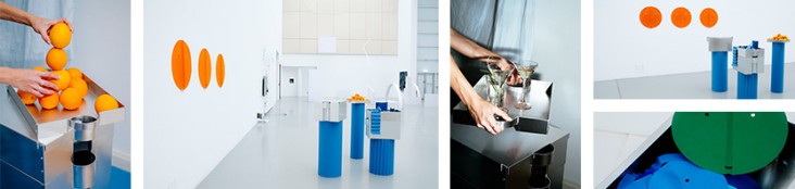 Collage von Produktfotos der Stipendiatin und Produktdesignerin Annika Joachim. Drei blaue Stelzen präsentieren ein Tablett, eine Kiste und zwei gestapelte Kisten aus Aluminium. Auf dem Tablett sind mehrere Orangen gestapelt. Die Aufnahmen zeigen die Ausstellung der Diplomarbeit.