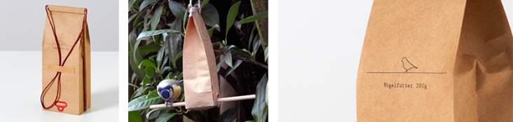 Fotocollage „Birdseed Bag“: braune Papiertüte mit roter Kordel, als hängender Vogelfutterspender mit Meise im Einsatz, daneben Detail mit Aufdruck „Vogelfutter 300g“.